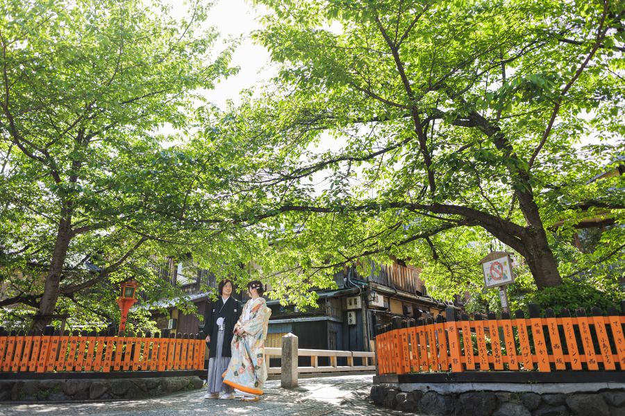 ①白川に沿って伸びる石畳＋柳・楓の新緑が美しい　②木格子、犬矢来（いぬやらい）と新緑の組み合わせ　③巽大明神 小さなお社＋緑が美しい